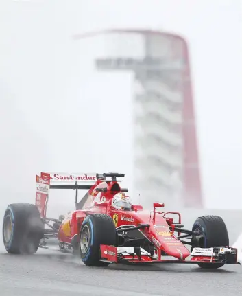  ??  ?? Sebastian Vettel, 28 anni, in azione nelle prove libere con la Ferrari. Sullo sfondo la torre-cobra del Circuit of Americas