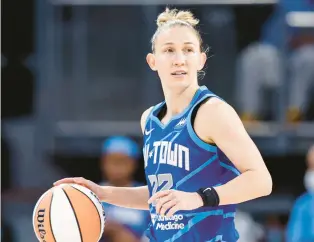  ?? KAMIL KRZACZYNSK­I/AP ?? Sky guard Courtney Vandersloo­t brings the ball upcourt against the Los Angels Sparks on May 6 at Wintrust Arena.