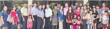  ??  ?? Amir and his wife Evelyn Leong (centre) with Chinese guests who attended the Hari Raya open house.