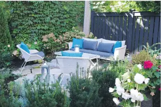  ?? ROSE BETIT ?? The backyard of Katie Bridgman’s home, which features a spectacula­r deck with an inviting table adorned with green succulents and hurricane lanterns, was designed by Tina Mitchell.
