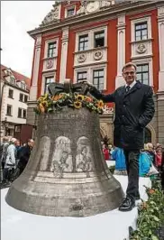  ??  ?? Der Gothaer Künstler Thomas Offhaus hat die größte der vier Glocken gestaltet, Pflanzen der Heimat lieferten die Motive.
