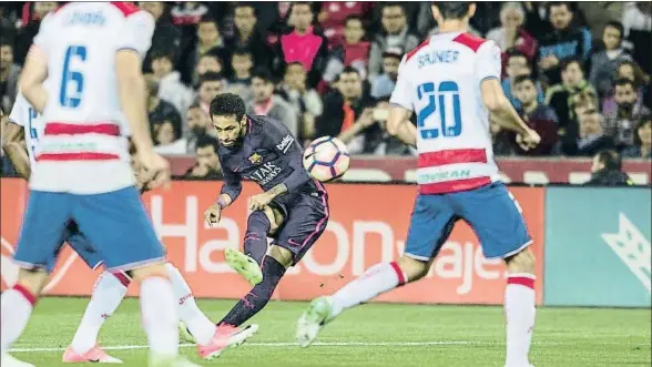  ?? PEPE MARIN / REUTERS ?? Neymar estuvo muy activo anoche en Granada, donde siempre buscó el peligro