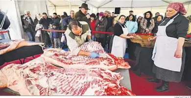  ?? SÁNCHEZ RUIZ ?? Despiece de los cerdos, en una edición pasada de la fiesta.