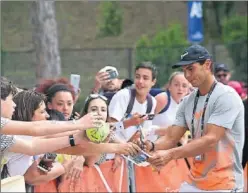  ??  ?? BAÑO DE MASAS. Nadal fue recibido con pasión en Roma.