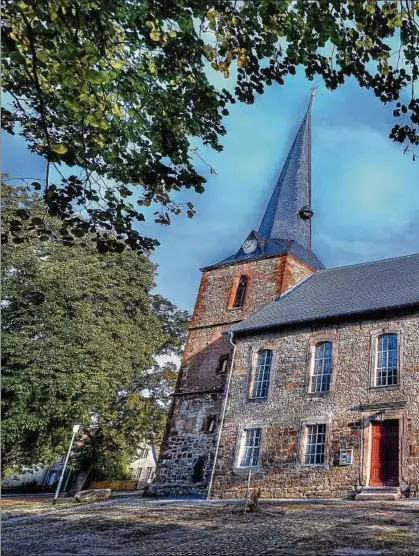  ??  ?? Gut erkennbar sind die Teilabschn­itte des mit Schindeln gedeckten Daches der St.-Severinus-Kirche in Backleben. Die Schieferei­ndeckung s