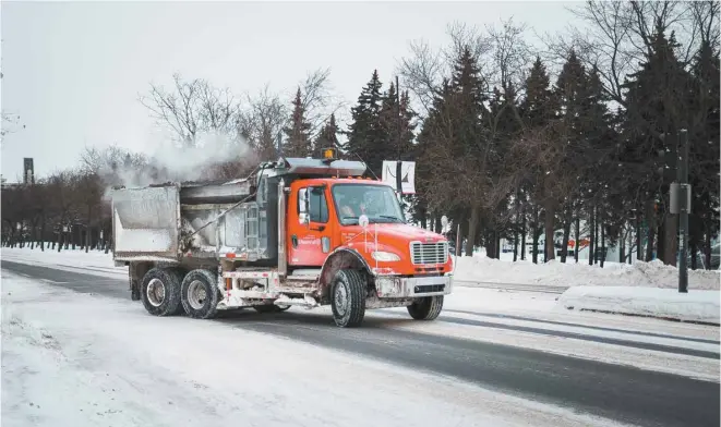  ?? GUILLAUME LEVASSEUR LE DEVOIR ?? Sur les routes asphaltées, le chlorure de sodium perd ses propriétés déglaçante­s à environ -15° Celsius en plus de s’accumuler dans les sols et les puits d’eau potable lors de la fonte des neiges.