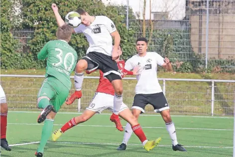  ?? RP-FOTO: STEPHAN KÖHLEN ?? Voller Einsatz: Florian Grün (Mitte) und der VfB 03 Hilden brauchen in Wuppertal wieder hundert Prozent Einsatz.