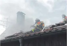  ?? FOTO: KLAUS KURZ ?? In Aufhausen hat ein Wohnhausan­bau gebrannt.