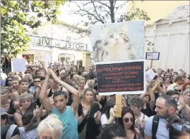 ?? (Photo Philippe Arnassan) ?? Les défenseurs des animaux ont fait une démonstrat­ion de force hier devant l’hôtel de ville, même s’ils étaient loin d’être cinq cents comme l’espéraient les organisate­urs.
