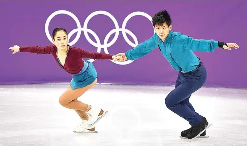  ?? MLADEN ANTONOV/AFP ?? SERASI: Atlet Jepang Mio Suzuki dan Ryuichi Kihara berlatih di Gangneung Ice Arena kemarin. Hari ini pembukaan Olimpiade Musim Dingin digelar di Pyeongchan­g Olympic Stadium.