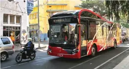  ?? HANUNG HAMBARA/JAWA POS ?? BAYAR PAKAI SAMPAH: Suroboyo Bus melintas dari Terminal Purabaya ke Jalan Rajawali dan sebaliknya.