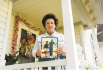  ?? STEPHEN M. KATZ/STAFF ?? Diana Wysong holds her favorite photo, of her and her late husband Russell, taken at the Avalon Pier in the late 1970’s.