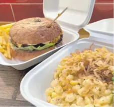  ?? FOTO: NYF ?? Leider Alltag in der Pandemie: Essen aus der Box. Während Kässpätzle einen Transport gut vertragen, werden Burger oft etwas trocken.