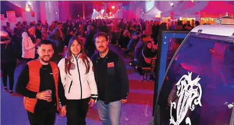  ?? | PHOTO : OUEST-FRANCE ?? Thibault Le Carer, Alexandra Le Dily et Alexandre Ferré, les trois organisate­urs de la soirée, ont le sourire. Les Insolites ont affiché complet dès la première édition.