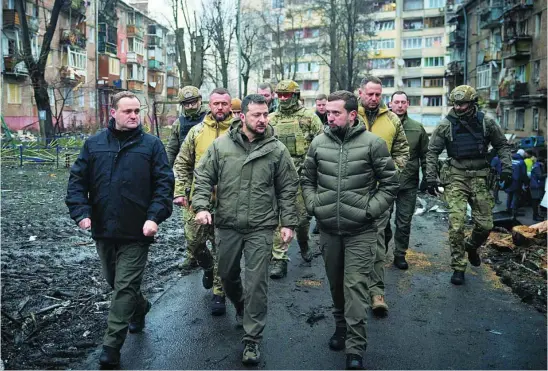  ?? CIPRIANO PASTRANO ?? El presidente Zelenski inspeccion­a un barrio de Kyiv tras un ataque ruso