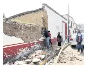  ?? Foto: Agencia Metro ?? Daños. En Ecatepec, un poste con un transforma­dor cayó encima de una mujer.
