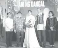  ??  ?? Iza Calzado with NCCA officials headed by NCCA chairman Virgilio Almario (second from left)