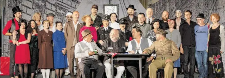  ?? BILD: SN/ROBERT BANFIC ?? Bockerer trifft Bockerer: der Schauspiel­er Karl Merkatz mit dem Ensemble des bauhofthea­ters braunau.