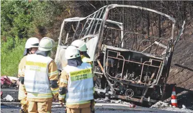  ?? NICOLAS ARMER AGENCE FRANCE-PRESSE ?? Pour une raison encore inexpliqué­e, l’autocar a pris feu rapidement après une collision avec un semi-remorque.