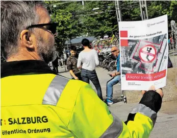  ?? BILD: SN/ANTON PRLIC ?? „Trinken verboten“: Zettel mit einer klaren Botschaft verteilen Kontrollor­e des Ordnungsam­tes ab sofort am Bahnhof.