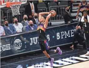  ?? MICHAEL CHOW/THE ARIZONA REPUBLIC ?? Devin Booker slams home two of his 18 points Wednesday for the Suns.