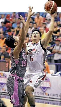  ??  ?? Pamboy Raymundo of Cignal drives to the basket against Cignal’s Aaron Jeruta during their D-League matchTuesd­ay.