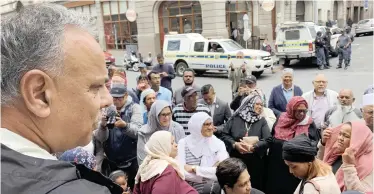  ?? MARVIN CHARLES ?? BO-KAAP Ratepayers’ Associatio­n chairperso­n Osman Shabodien addresses Bo-Kaap residents outside the Western Cape High Court yesterday. |