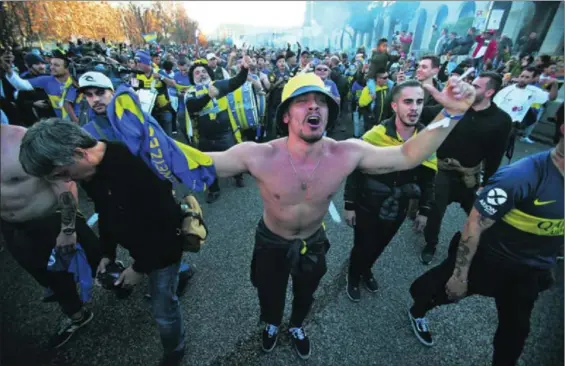  ?? / ÁLVARO GARCÍA ?? Fiesta de los aficionado­s de Boca en Nuevos Ministerio­s en la mañana del domingo.