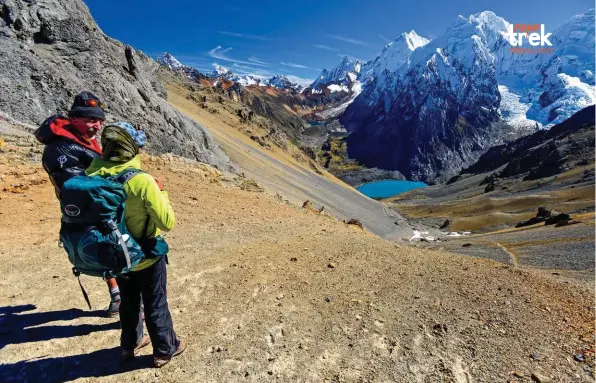  ??  ?? Jour 5 : pierriers, sommets et lagunas : la vue sur le coeur d’altitude de Huayhuash (Siula Grande et Yerupaja), depuis le col de Santa Rosa.