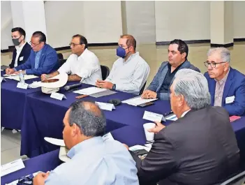  ?? ?? Comitiva de Israel en reunión con directivos de la Junta Central de agua y saneamient­o