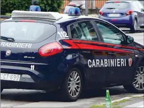  ??  ?? Carabinier­i L’uomo si era presentato brandendo due coltelli: allontanat­o è tornato con l’ascia