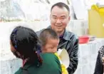  ??  ?? Above: Lu Zhenchang, leader of the Sakya aid team, shares a smile with local Tibetans. — Tang Jie