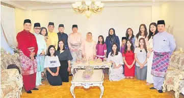  ??  ?? Abang Johari (sixth left), Abdul Karim (fourth left) and Morshidi (fifth left) with their family members in a group photo with the South Korean artistes.