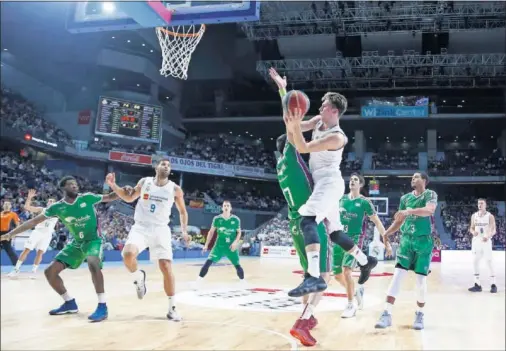  ??  ?? BRILLANTE. Luka Doncic penetra ante la oposición de Shermadini. El canterano firmó otra gran actuación: 18 puntos, 6 rebotes y 5 asistencia­s.