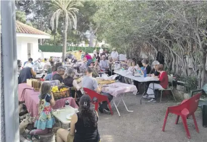  ?? Fotos: Privat ?? Güter- und Ideen-Austausch beim monatliche­n Ğ1-Markt in der Marina Baja.