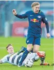  ?? FOTO: IMAGO ?? Andre Hahn (liegend) konnte Emil Forsberg nicht stoppen.