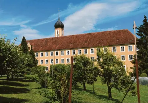  ?? Archivfoto: Marcus Merk ?? Das Kloster Oberschöne­nfeld lockt zahlreiche Touristen ins Augsburger Land.