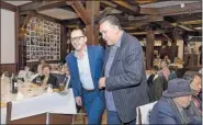  ?? ?? Mijatovic y Biriukov bromean antes de la comida.