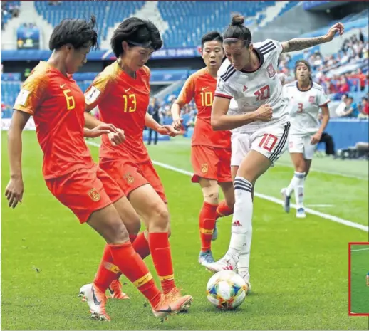  ??  ?? RODEADA. Jenni Hermoso intenta escaparse de la vigilancia de tres jugadora chinas en el último partido de la Selección en el Mundial.