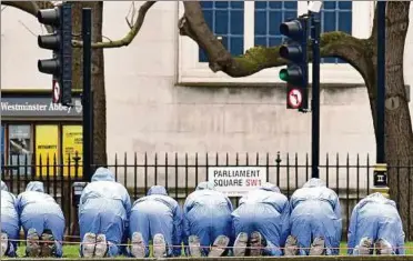  ??  ?? Forensiker der Polizei suchen am Donnerstag vor dem britischen Parlament in London nach Spuren.