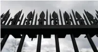  ?? (Jonathan Ernst/Reuters) ?? SPIKES INTENDED to discourage intruders are shown atop a fence on the north side of the White House in March 2016.