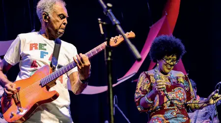  ??  ?? Mito Gilberto Gil in scena. E’ la leggenda della musica popolare brasiliana e icona mondiale