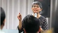  ?? ALLEX QOMARULLAH/JAWA POS ?? TUKAR IDE: Yuyun Ismawati menjadi pembicara dalam diskusi kesehatan dan keselamata­n kerja di Spazio kemarin.