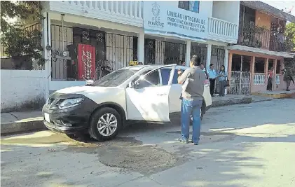  ?? EFE ?? Escena del crimen. Imagen del vehículo donde fue asesinada a balazos la fiscal Torres Castellano­s.