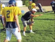  ?? PHOTO BY PETER WALLACE ?? Wolcott Tech/Housatonic/Wamogo defensive coordinato­r Doug Richardson was Housatonic’s head coach for the Mountainee­rs’ JV program last year.