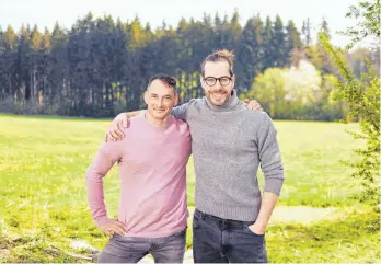  ?? FOTO: PHILIP MAYER ?? Zwei der Gründungsm­itglieder hinter dem Cannabis Social Club Blütenträu­me Allgäu Oberschwab­en: Alfred Kohler (links) und Philip Mayer.