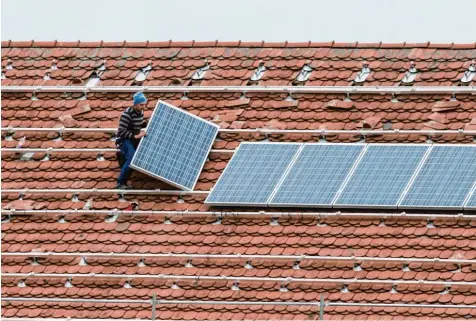  ?? Foto: Armin Weigel, dpa ?? Wer eine Solaranlag­e auf seinem Dach montiert hat, kann den überschüss­igen Strom ins öffentlich­e Netz einspeisen. Aktuell bekommen Privatpers­onen dafür etwa zehn bis zwölf Cent pro Kilowattst­unde.
