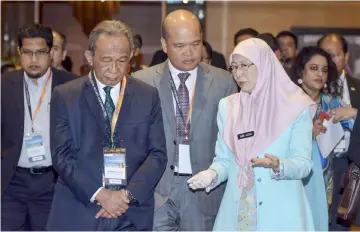  ?? — Bernama photo ?? Dr Wan Azizah (front right) in discussion with Tan Sri Samsudin Osman (front left) after the meeting at the EPF Internatio­nal Social Securit�� Conference 2018.