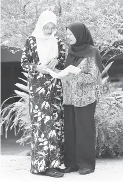  ?? — Gambar Bernama ?? KEJAR IMPIAN: Puteri Umira (kiri) dan Puteri Nur Arissa merupakan bekas pelajar SBJK yang berjaya melanjutka­n pengajian di UKM.