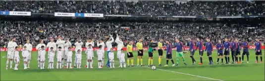  ??  ?? Los jugadores del Real Madrid y el Barcelona, antes de comenzar el último Clásico que se jugó en el Camp Nou.
